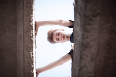 Genç, yakışıklı sarışın adam. Dergi kapağı fotoğrafı, profesyonel çekim.