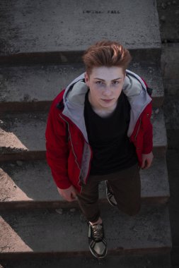 Genç, yakışıklı sarışın adam. Dergi kapağı fotoğrafı, profesyonel çekim.