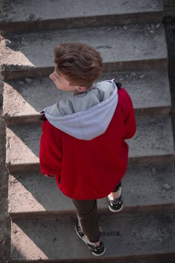 Genç, yakışıklı sarışın adam. Dergi kapağı fotoğrafı, profesyonel çekim.