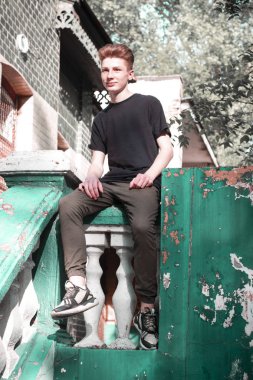 Genç, yakışıklı sarışın adam. Dergi kapağı fotoğrafı, profesyonel çekim.