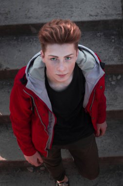 Genç, yakışıklı sarışın adam. Dergi kapağı fotoğrafı, profesyonel çekim.