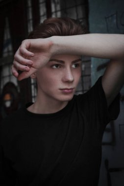 Genç, yakışıklı sarışın adam. Dergi kapağı fotoğrafı, profesyonel çekim.