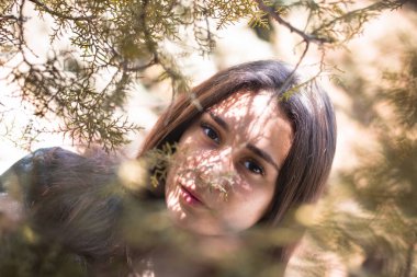 Genç güzel bayan Açık moda fotoğraf, sazlık model fotoğrafları