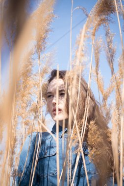 Gözlük genç güzel bayan Açık moda fotoğraf, sazlık model fotoğrafları