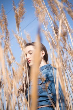 Gözlük genç güzel bayan Açık moda fotoğraf, sazlık model fotoğrafları