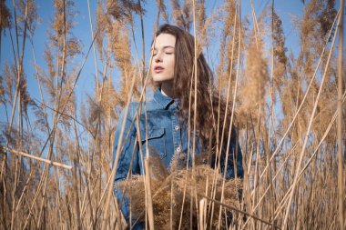 Gözlük genç güzel bayan Açık moda fotoğraf, sazlık model fotoğrafları