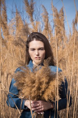 Gözlük genç güzel bayan Açık moda fotoğraf, sazlık model fotoğrafları