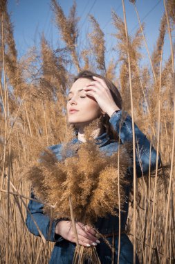 Gözlük genç güzel bayan Açık moda fotoğraf, sazlık model fotoğrafları
