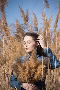Gözlük genç güzel bayan Açık moda fotoğraf, sazlık model fotoğrafları