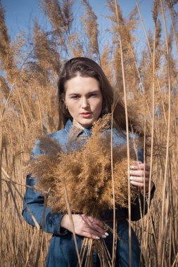 Gözlük genç güzel bayan Açık moda fotoğraf, sazlık model fotoğrafları