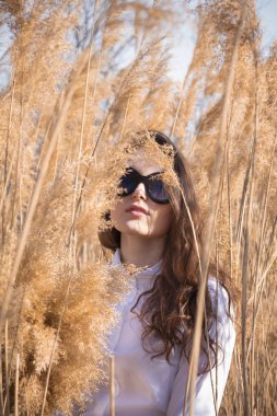 Gözlük genç güzel bayan Açık moda fotoğraf, sazlık model fotoğrafları