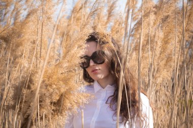 Gözlük genç güzel bayan Açık moda fotoğraf, sazlık model fotoğrafları
