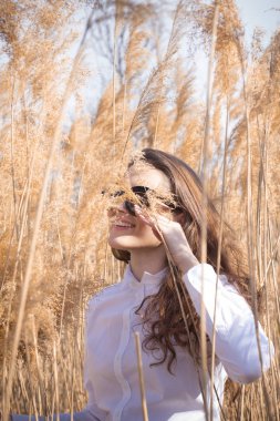Gözlük genç güzel bayan Açık moda fotoğraf, sazlık model fotoğrafları