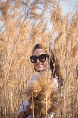 Gözlük genç güzel bayan Açık moda fotoğraf, sazlık model fotoğrafları