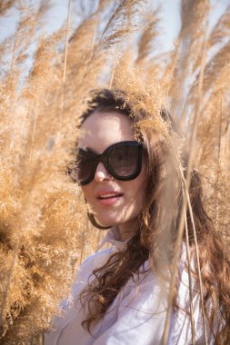 Gözlük genç güzel bayan Açık moda fotoğraf, sazlık model fotoğrafları