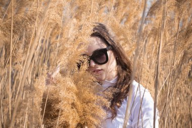 Gözlük genç güzel bayan Açık moda fotoğraf, sazlık model fotoğrafları