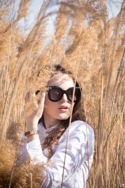 Gözlük genç güzel bayan Açık moda fotoğraf, sazlık model fotoğrafları