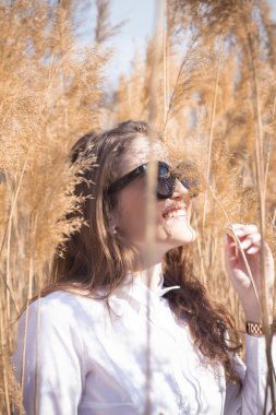 Gözlük genç güzel bayan Açık moda fotoğraf, sazlık model fotoğrafları