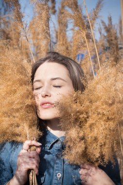 Gözlük genç güzel bayan Açık moda fotoğraf, sazlık model fotoğrafları