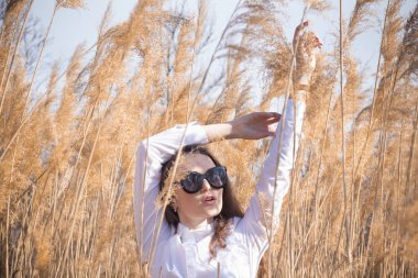 Gözlük genç güzel bayan Açık moda fotoğraf, sazlık model fotoğrafları