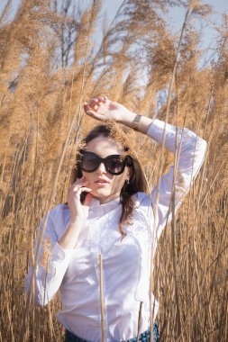 Gözlük genç güzel bayan Açık moda fotoğraf, sazlık model fotoğrafları