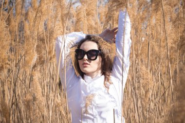 Gözlük genç güzel bayan Açık moda fotoğraf, sazlık model fotoğrafları