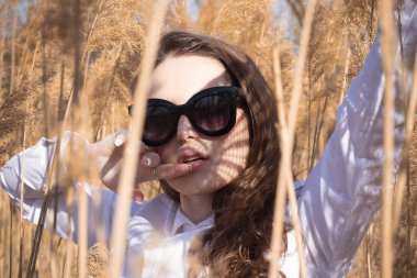 Genç güzel bayan Açık moda fotoğraf, sazlık model fotoğrafları