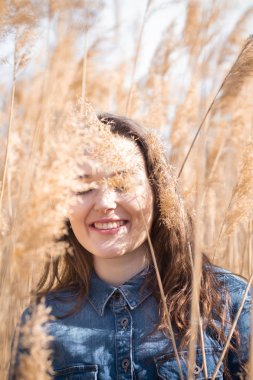 Genç güzel bayan Açık moda fotoğraf, sazlık model fotoğrafları