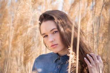 Genç güzel bayan Açık moda fotoğraf, sazlık model fotoğrafları