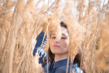 Genç güzel bayan Açık moda fotoğraf, sazlık model fotoğrafları