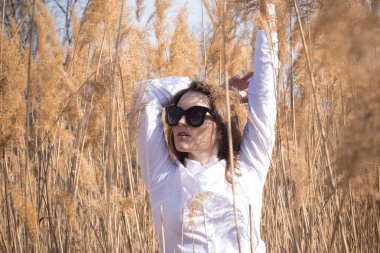 Genç güzel bayan Açık moda fotoğraf, sazlık model fotoğrafları