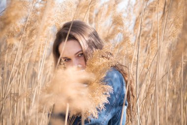 Genç güzel bayan Açık moda fotoğraf, sazlık model fotoğrafları