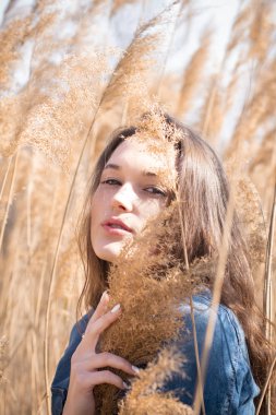 Genç güzel bayan Açık moda fotoğraf, sazlık model fotoğrafları