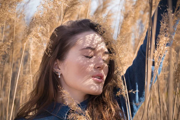 Outdoor Modefoto Der Jungen Schönen Dame Modelfotos Schilf — Stockfoto