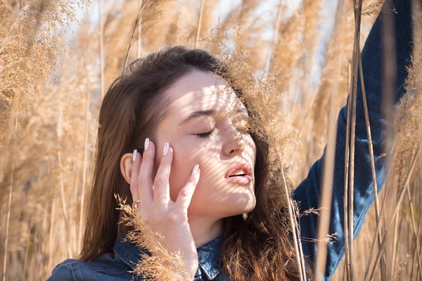 Outdoor Modefoto Der Jungen Schönen Dame Modelfotos Schilf — Stockfoto