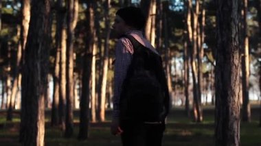 Ormanda bir sırt çantası olan bir adam