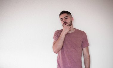 Beyaz tişörtlü gülen adam, portre