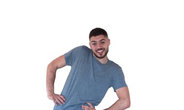 Beyaz tişörtlü gülen adam, portre