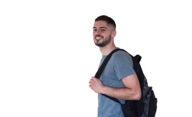 beyaz bir arka plan üzerinde bir sırt çantası ile yakışıklı adam