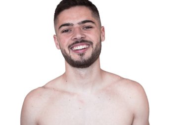 Beyaz tişörtlü gülen adam, portre