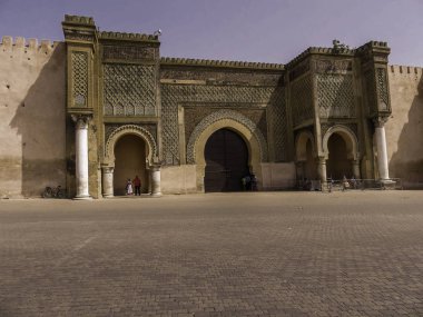 Meknes, Fas - Nisan 7,2017 - Gate Bab El-Mansur El Hedim Meydanı'Meknes. Meknes, Fas dört imparatorluk kentlerinden biridir.