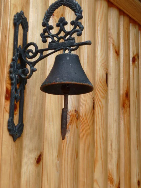 木屋上的铁铃 — 图库照片