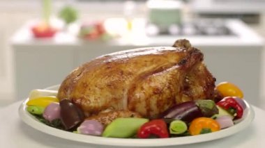 Masada dönen sebzeli kızarmış tavuk 