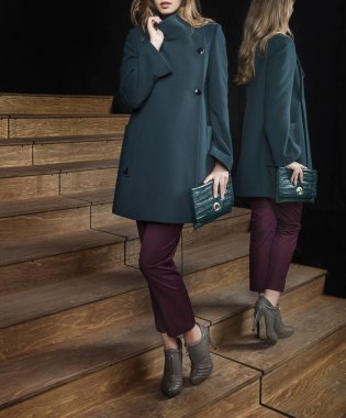 Trendy mavi ceket kadın model, stüdyo çekim