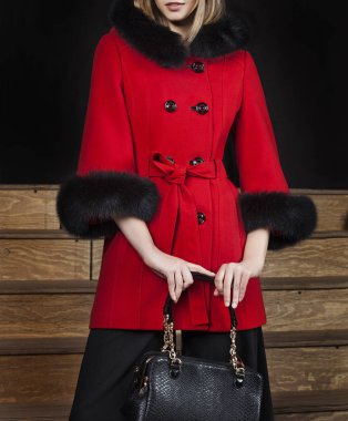Trendy kırmızı ceket kadın model, stüdyo çekim