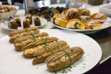 beyaz tabaklarda pasta yakın 