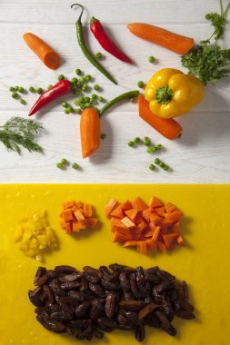dilimlenmiş sebze ile kesme tahtası üst görünümü