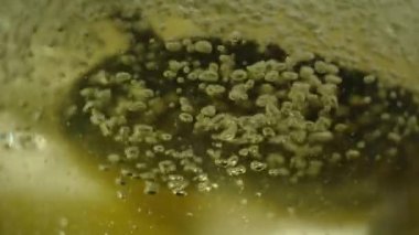 suda kaynayan limon dilimlerinin yavaş hareket