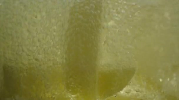 Ralenti Des Tranches Citron Bouillantes Dans Eau — Video