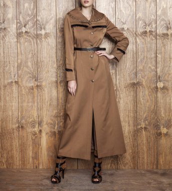 Trendy kahverengi ceket kadın model, stüdyo çekim